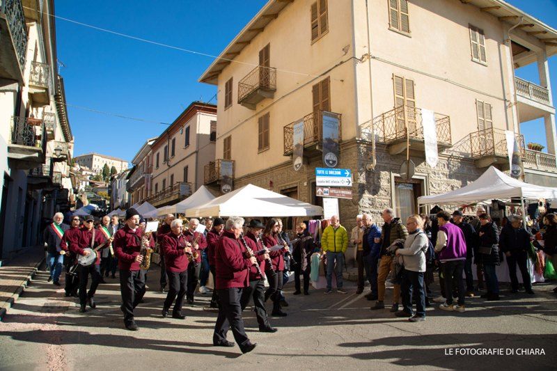 La banda musicale sfila tra i gazebo