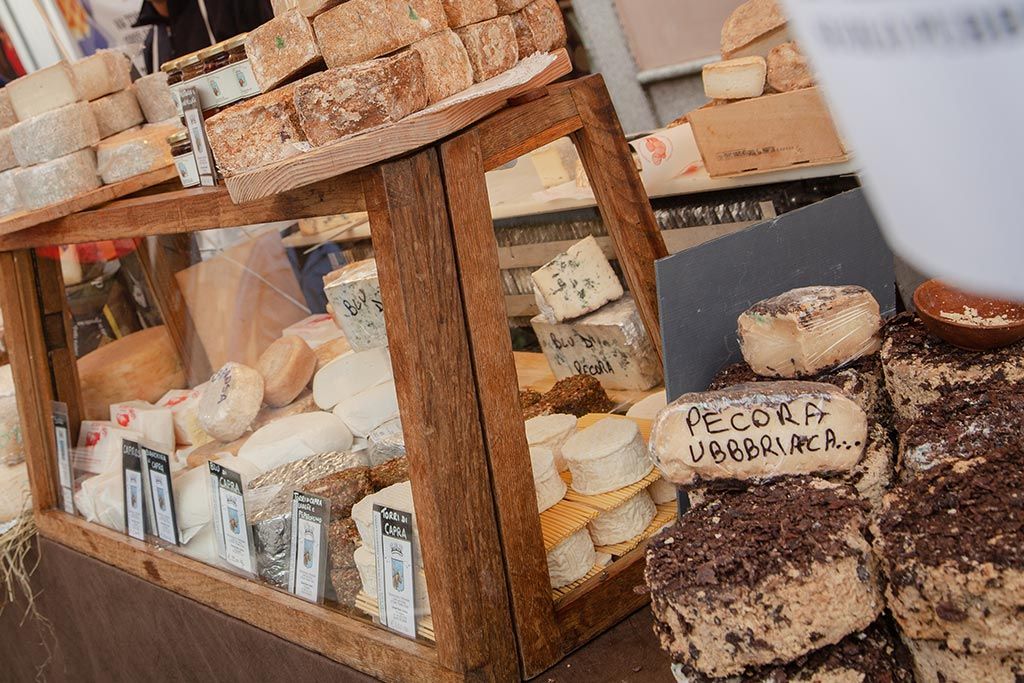 Formaggi stagionati in esposizione