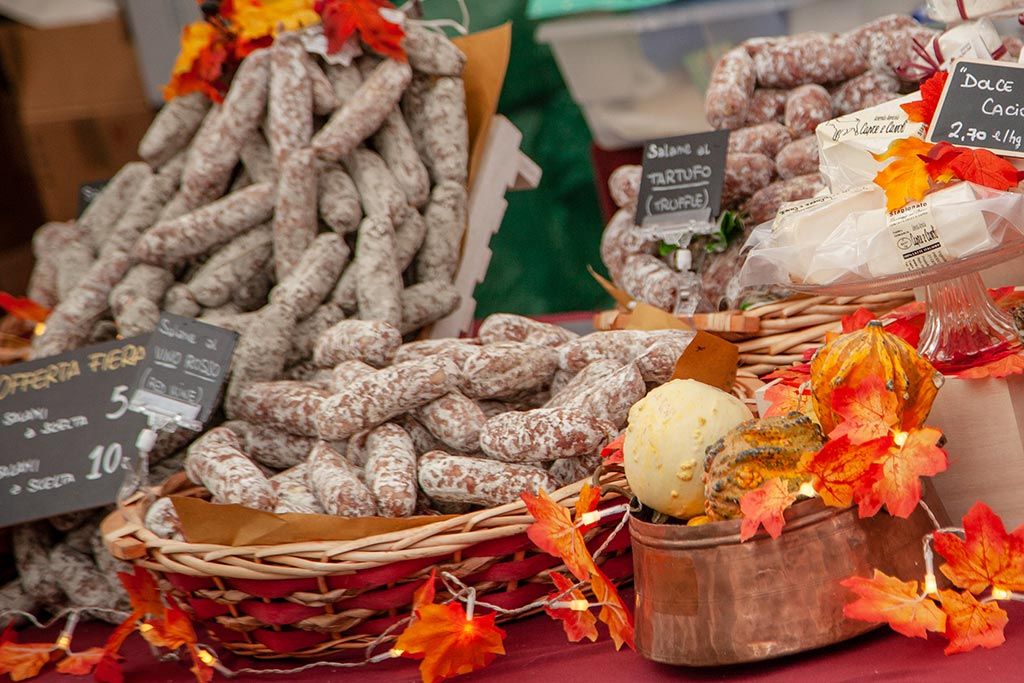Salami e salumi su un banco della fiera