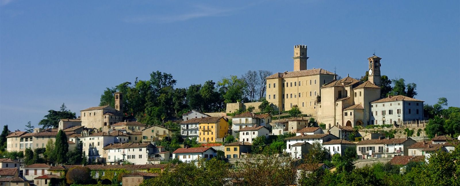 Il borgo di Murisengo in un panorama delle colline del Monferrato