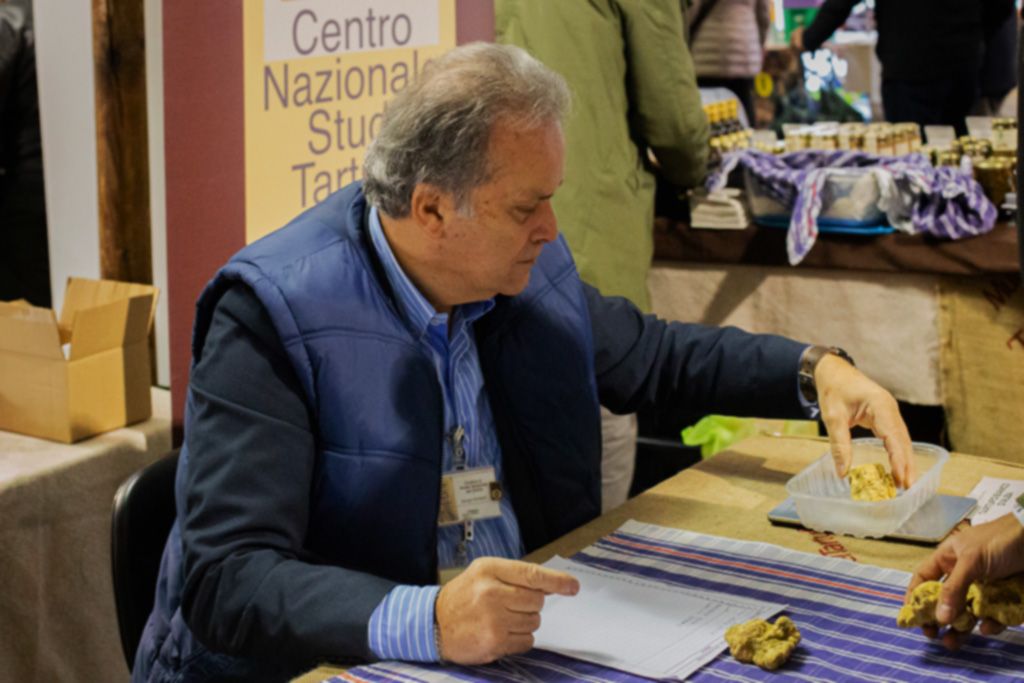 Pesatura dei tartufi idonei alla vendita