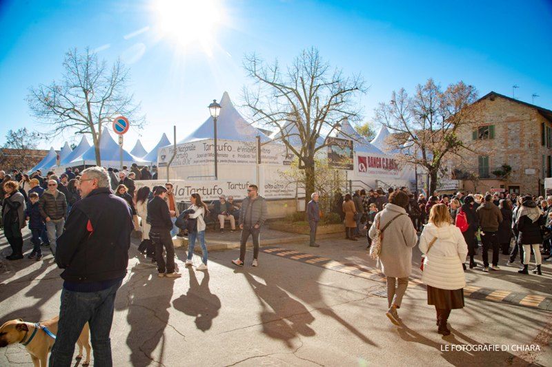 Una giornata di sole tra i gazebo bianchi della fiera