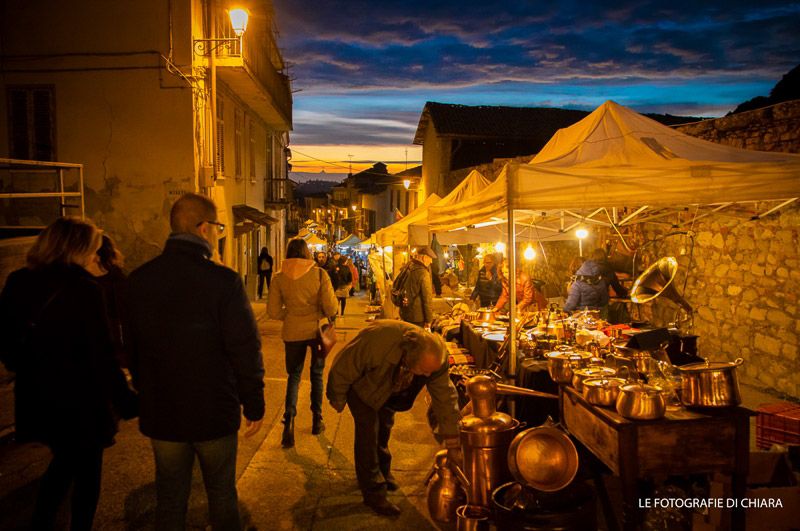 Una bancarella di rami antichi illuminata la sera