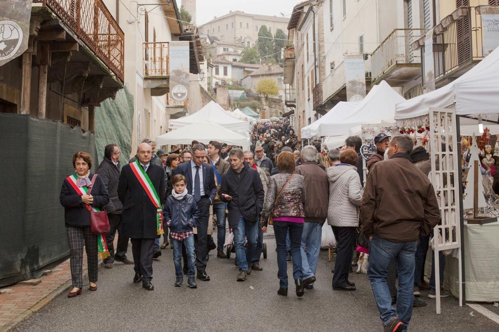 La folla lungo via Umberto I tra i gazebo